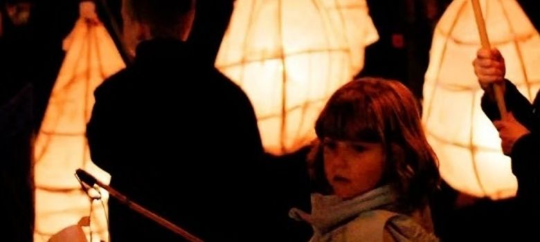 Children with chinese lanterns